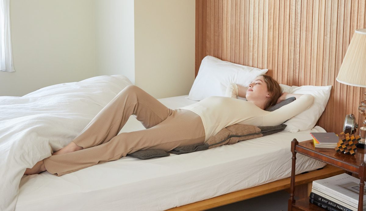 ベッドのような柔らかな場所でも、もみ玉が心地よく身体にフィットする