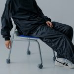 腕の動きに合わせて両袖に2タックを施すことで可動域を広げ、ストレスフリーな着心地に仕上げている