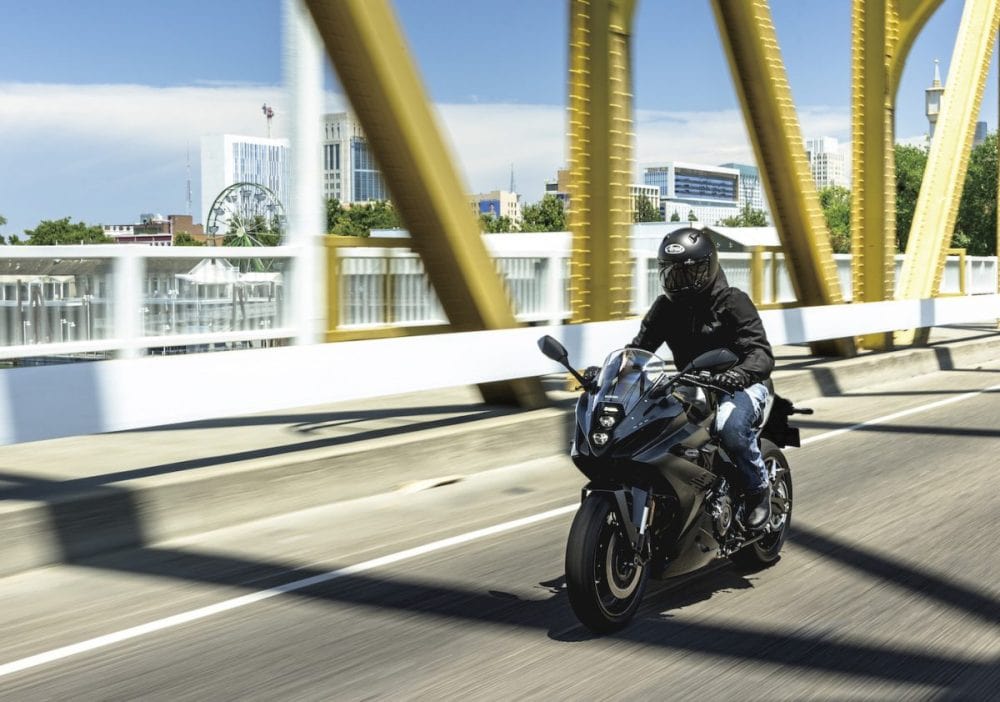 街中からサーキットまでフレキシブルに使えるスポーツバイク「GSX-8R」