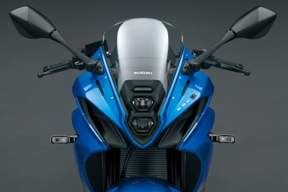 スタイルはスズキのスポーツバイクのDNAを継承したシャープなフォルムと縦二灯のヘッドライト