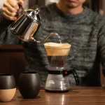 「Aroma Loop」はカップの下半分が二重構造のため、コーヒーが冷めにくく、持ち手にも優しい