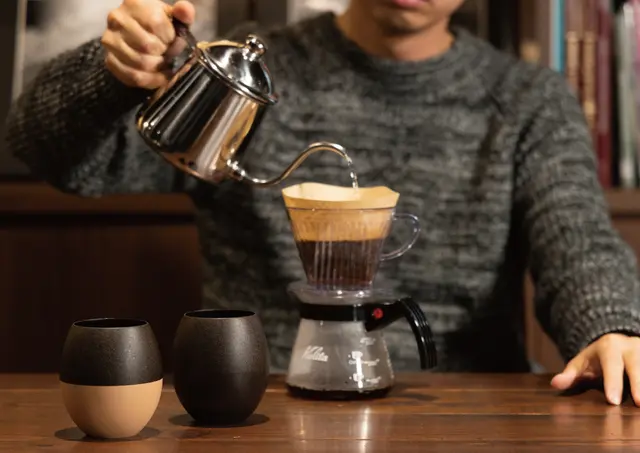 「Aroma Loop」はカップの下半分が二重構造のため、コーヒーが冷めにくく、持ち手にも優しい