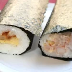 第1位　【コンビニの“恵方巻”食べ比べ】定番から変わりダネまで！元コンビニ店長が選ぶ「一番おいしかった恵方巻」は？／セブンの恵方巻をお皿に乗せたところ