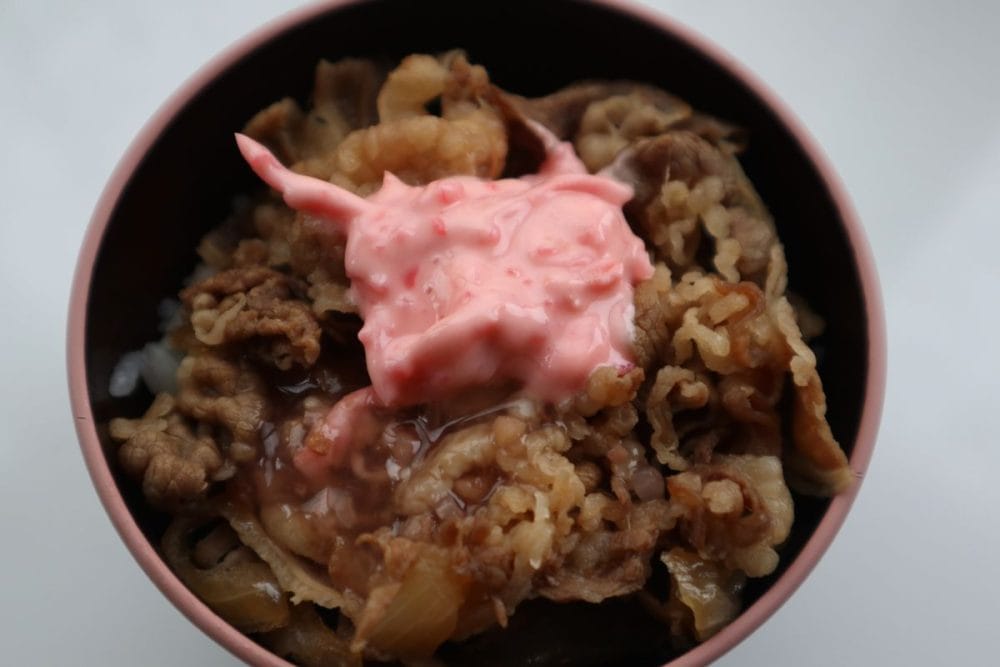 「紅生姜タルタル」を牛丼にかけたところ