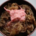 「紅生姜タルタル」を牛丼にかけたところ