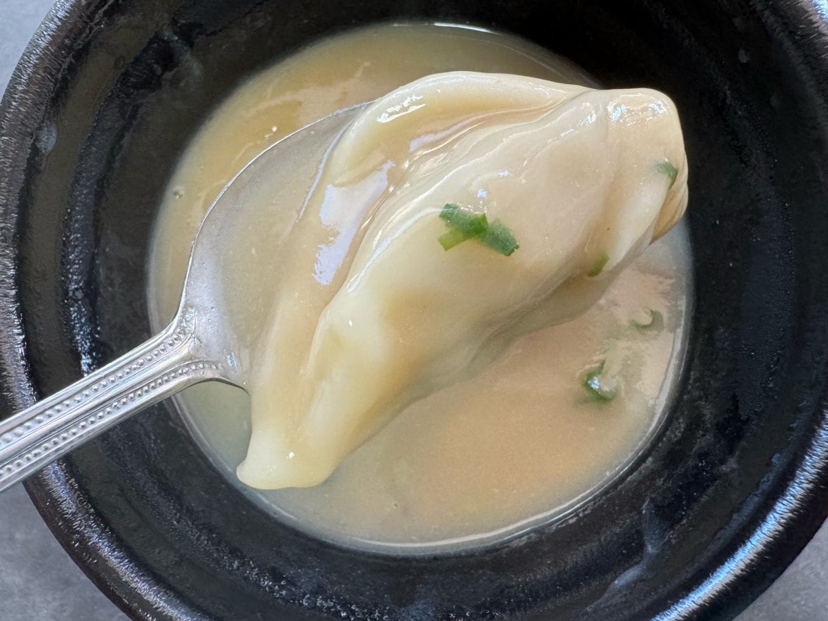 餃子の具は、生姜がベースのさっぱりとした味わいなので、濃厚スープとのバランスも抜群