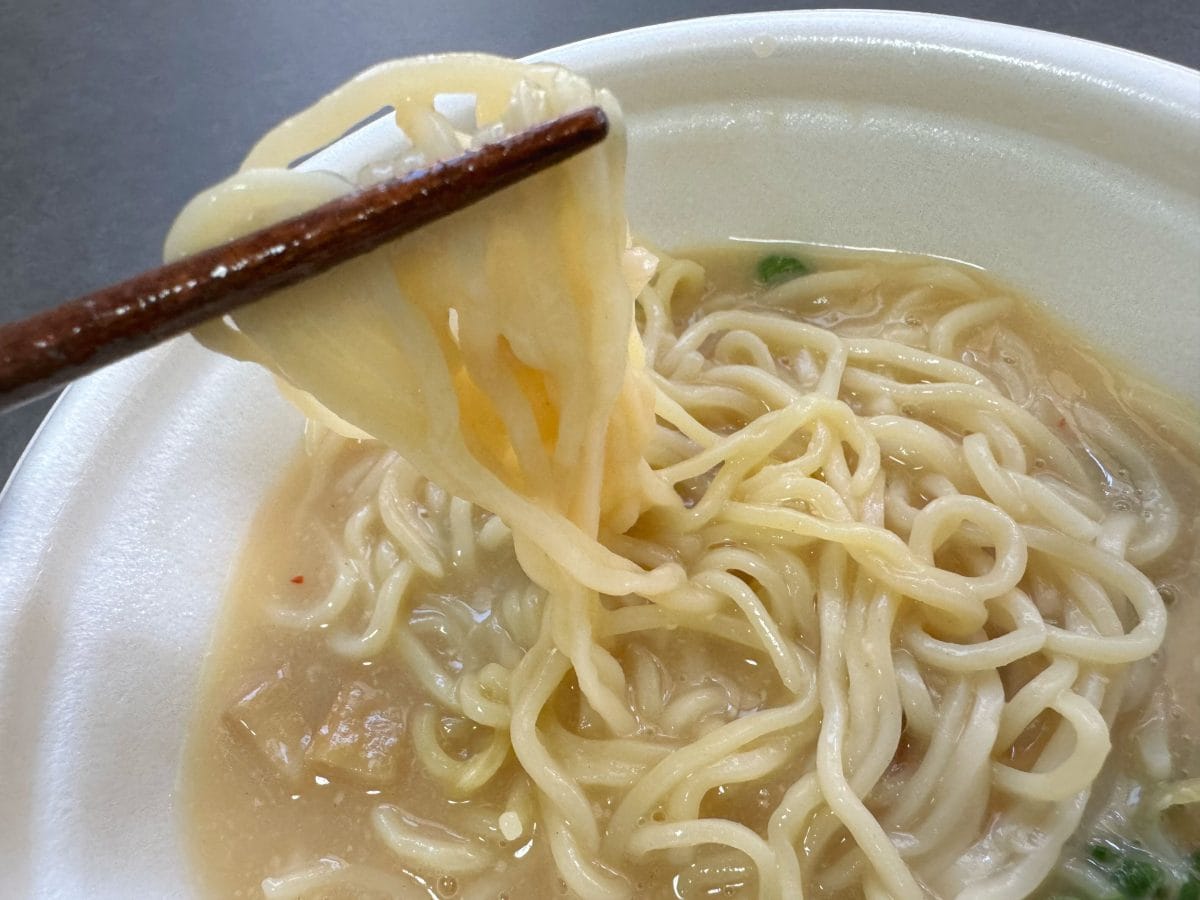 濃厚なスープが細麺にしっかりと絡んで箸が止まらない美味しさ