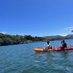 周囲約17キロメートルにおよぶ加茂湖は、新潟県最大の湖。両津港とつながっている汽水湖で、景色が美しく日本百景にも選ばれています。「海」でのマリンスポーツは、海が穏やかな初夏から初秋までと短期間になってしまうけれど、「湖」でのシーカヤックは長いシーズン楽しむことができ、水面が穏やかなので初心者でも漕ぎやすい