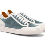 「Men’s Canvas Suede Calf Sneakers」￥93,500／2色展開（グリーンブルー、ベージュ）