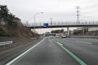 【白でもオレンジでもない車線の謎】高速道路で遭遇した「緑の車線」は何の意味？驚きの効果とは!?