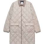 「シティ パイピングカラー ロングダウンコート」￥14,850／サンドベージュ