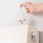コジット パワーバイオ トイレのキバミ・臭いに　手洗い付きタンクでは蛇口から出る水の下にセット。タンク内に吊るして使うことも可能