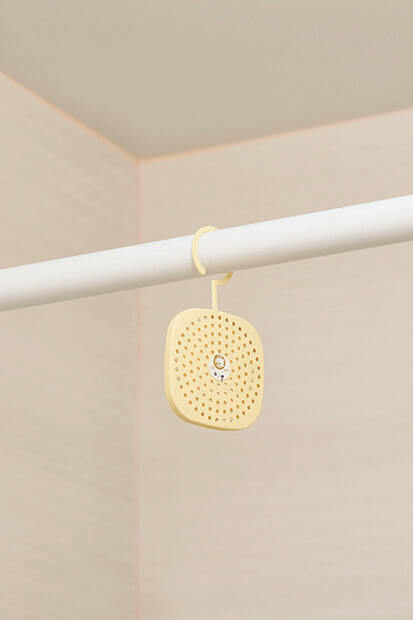 コジット パワーバイオ お風呂のカビきれい　吊り下げようのフック搭載。浴室乾燥のポールに吊り下げて使用することもできる
