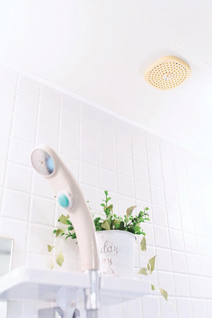 コジット パワーバイオ お風呂のカビきれい　本体裏側にはシール機能がついており、浴室の天井などに貼れば邪魔にならずに設置できる