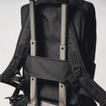 マンハッタンポーテージ パシフィック クラシック デイパック　　スーツケースにキャリーオンできるストラップを背面に装備。出張でも活躍する