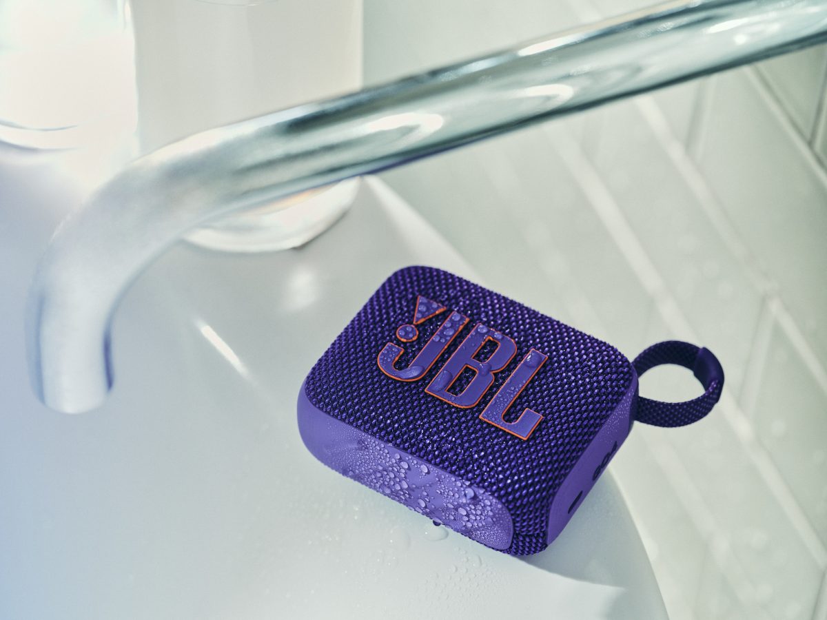 JBL GO 4は、IP67防水・防塵性能を持ち、水没しても安心