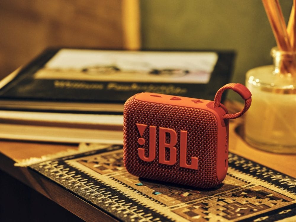 小型ボディなのにパワフルサウンドのJBL GO 4は、作業しながらの「ながら聞き」に最適