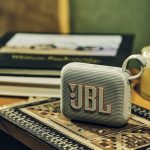 小型ボディなのにパワフルサウンドのJBL GO 4は、作業しながらの「ながら聞き」に最適