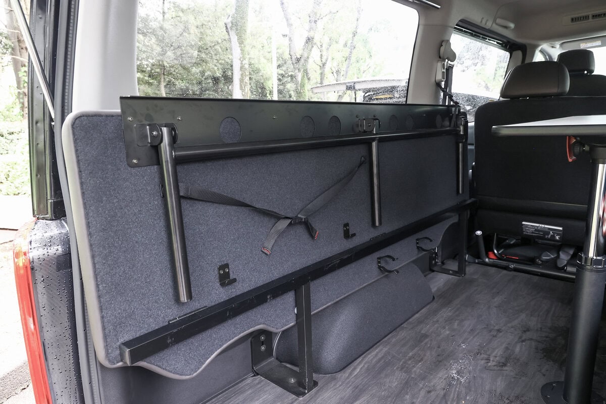 キャラバン・マルチベッドは、高い積載性はそのままに車内での快適な休憩や宿泊のための機能を確保
