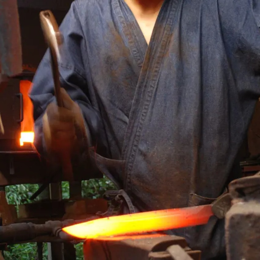 「黒不動」は土佐打ち刃物の刃物職人による鍛造製で日本刀と同じ本三枚造