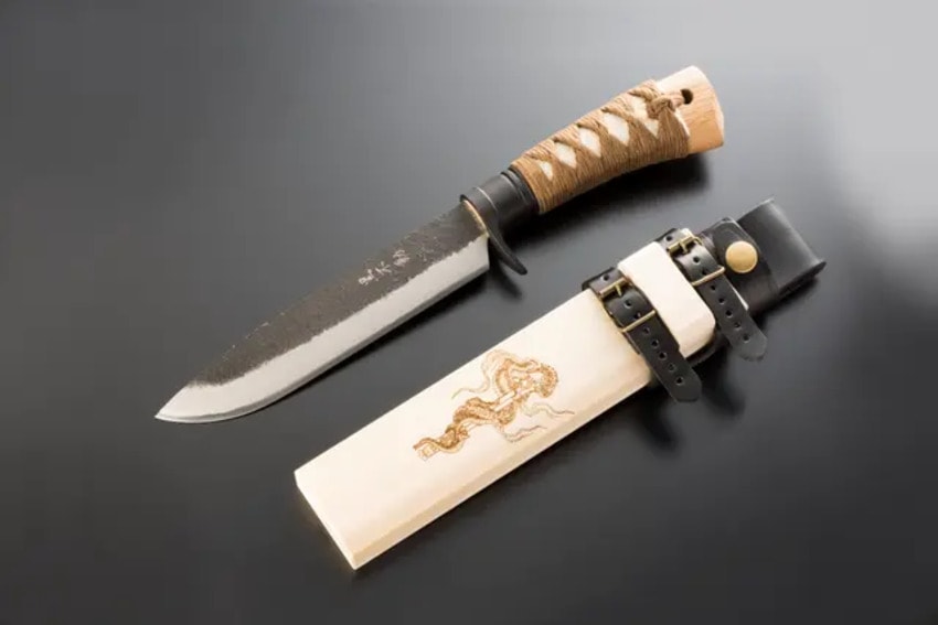 「黒不動」の握りやすいハンドルは、日本刀の柄巻き師による本鮫皮純綿柄糸仕立て