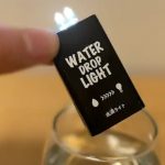 「水滴ライト」は電池や太陽光がなくても、少量の水に2秒浸すだけでLEDライトが点灯する