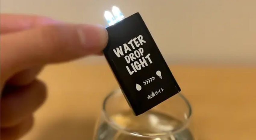 「水滴ライト」は電池や太陽光がなくても、少量の水に2秒浸すだけでLEDライトが点灯する