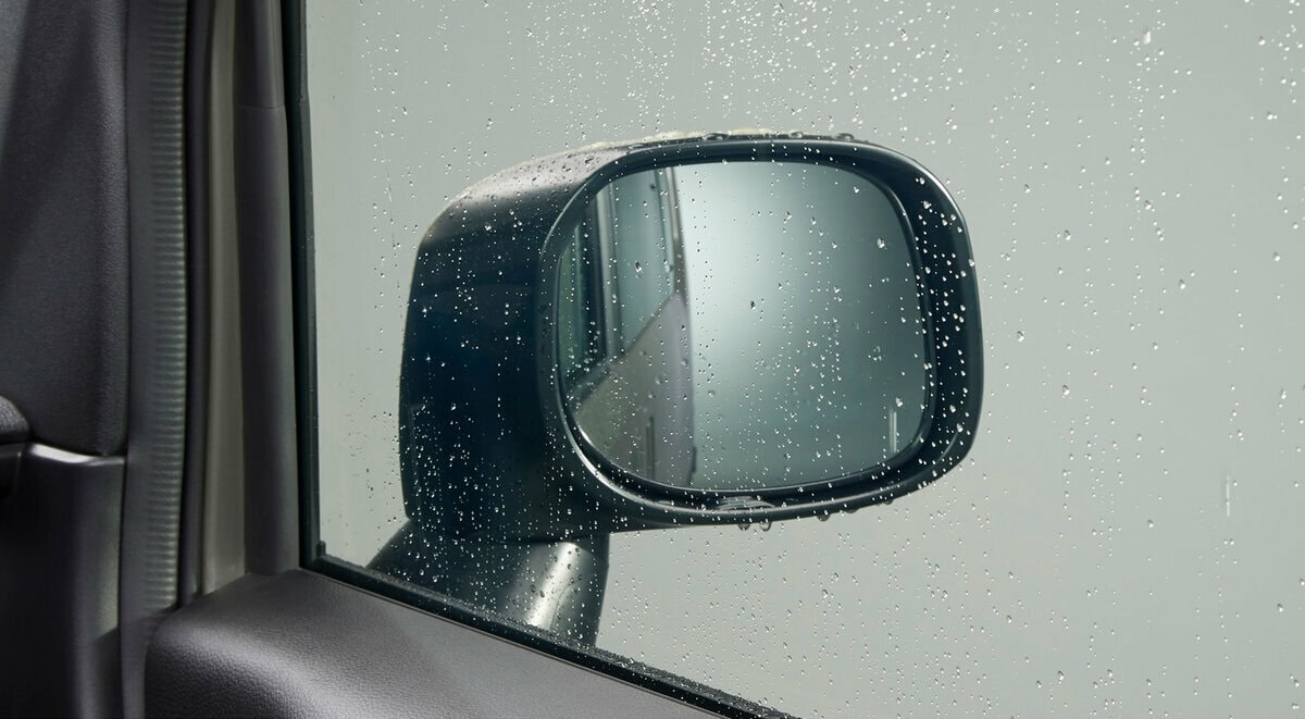G・Lグレードの4WDには悪天候時もクリアな視界を確保するヒーテッドドアミラーを追加