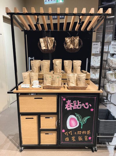 店内の目立つ位置に台湾茶ブースが置かれており、同商品の人気の高さがうかがえる