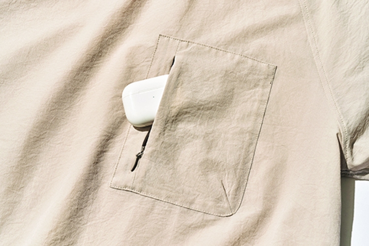 胸ポケットは縦方向にファスナーを設けたタイプで、ワイヤレスイヤホンなどの収納に最適