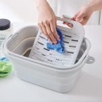ISETO 折りたためるつけ置き洗いバケツ　　洗面台にも入るコンパクトサイズが魅力。しつこい汚れなどは洗濯板を使って落とせる