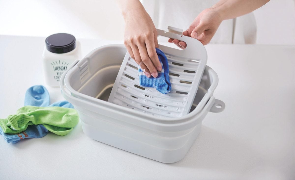 ISETO
折りたためるつけ置き洗いバケツ　　洗面台にも入るコンパクトサイズが魅力。しつこい汚れなどは洗濯板を使って落とせる