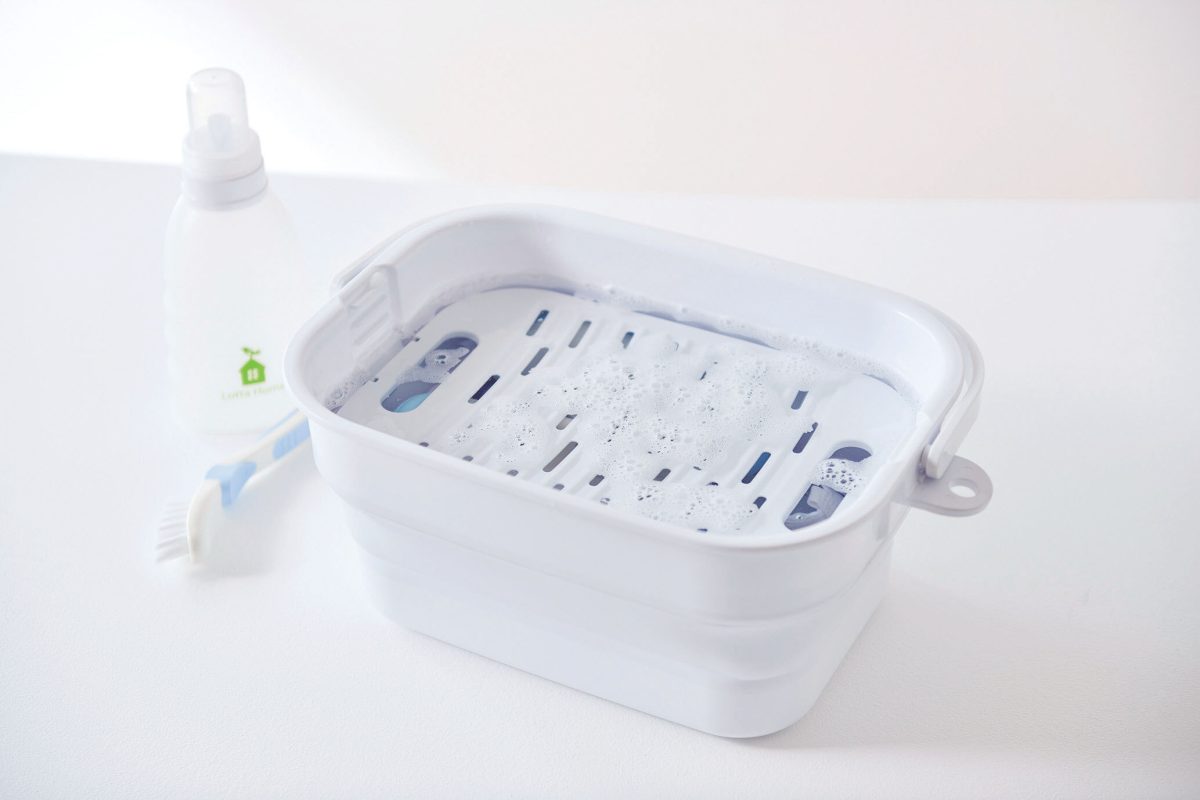 ISETO
折りたためるつけ置き洗いバケツ　　洗濯板は浸け置き洗いの際の落とし蓋としても使用可能。アイデア満載の便利アイテム