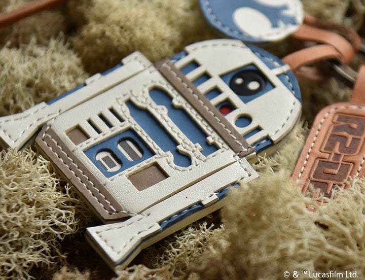 「R2-D2」は、細かくくり抜いた革のパーツを、何層にも重ね合わせて作成