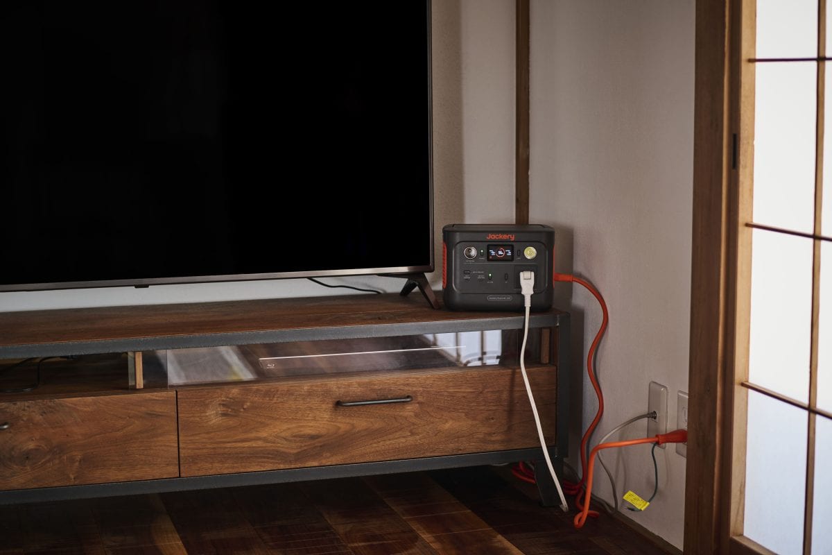 テレビや冷蔵庫などの電源に普段からポータブル電源を接続しておくことで停電の際に自動で電源がポータブル電源に切り替わる