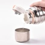 「SUPWELL純チタン真空ボトル2.0」は金属特有のニオイがなく、塩分や酸などにも強いので、コーヒーやお茶、牛乳などどんな飲み物でもOK