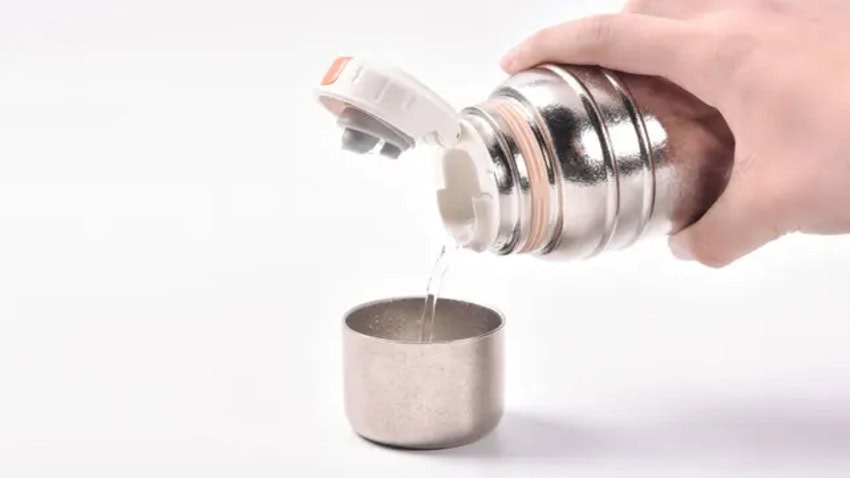 「SUPWELL純チタン真空ボトル2.0」は金属特有のニオイがなく、塩分や酸などにも強いので、コーヒーやお茶、牛乳などどんな飲み物でもOK