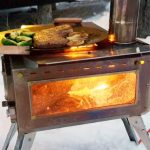 「焚き薪ストーブ」は焚き火料理を快適に楽しめ、炎の揺らぎを堪能できる３面ガラス仕様となっている