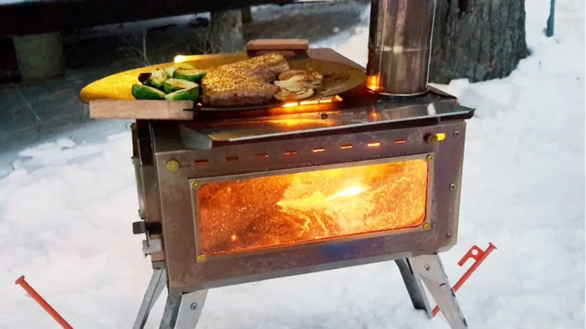 「焚き薪ストーブ」は焚き火料理を快適に楽しめ、炎の揺らぎを堪能できる３面ガラス仕様となっている
