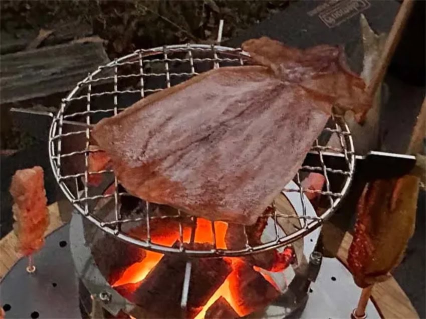 「呑楽 (DON-RAKU)」は付属の五徳や焼き網を使用すれば、さまざまな鍋料理や炙り料理なども愉しめる
