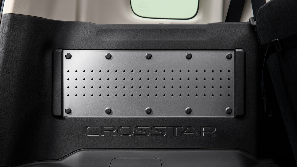 フリード クロスターの2列シート車では、荷室にユーティリティーサイドパネルを装備