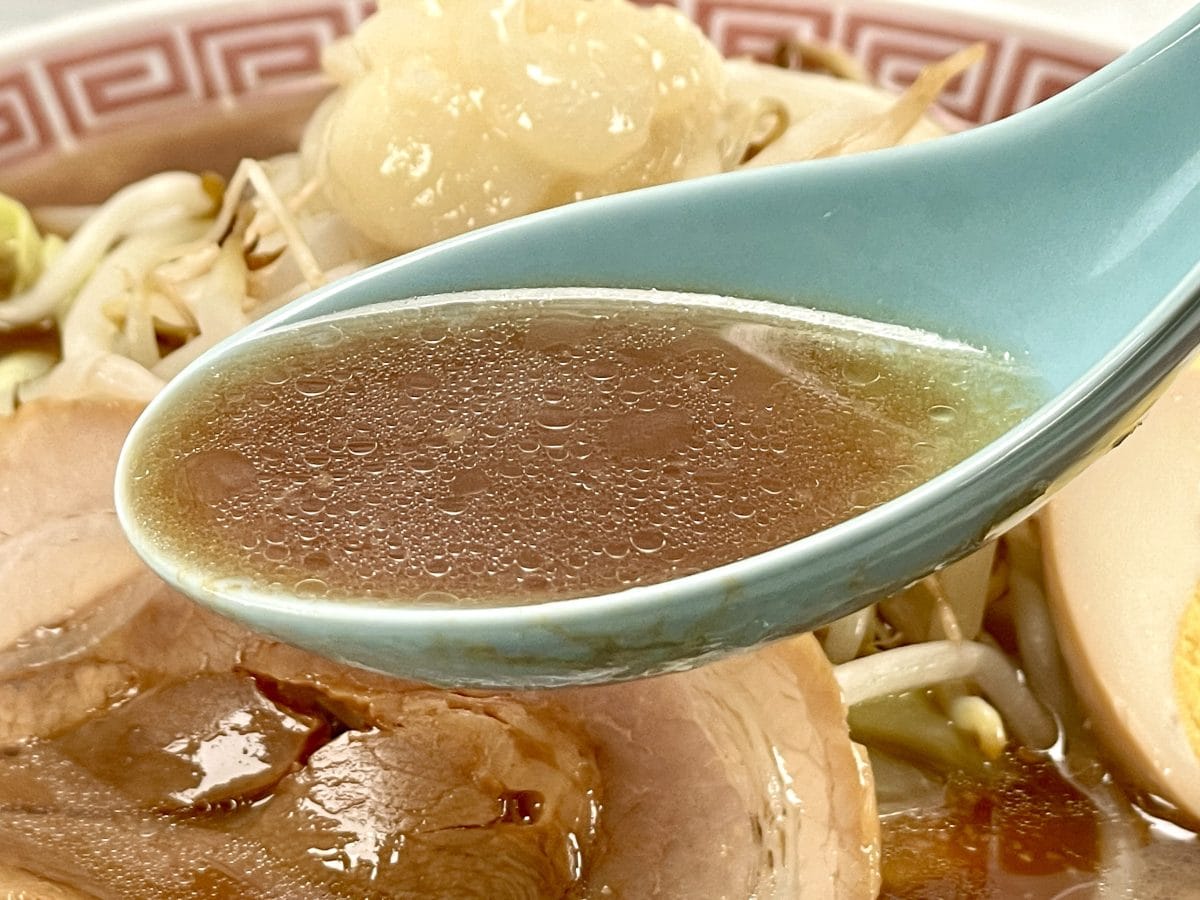 3.　ラーメンビリー（クックランド）濃厚醤油とんこつのスープは初っ端からくるガツンとした醤油テイスト