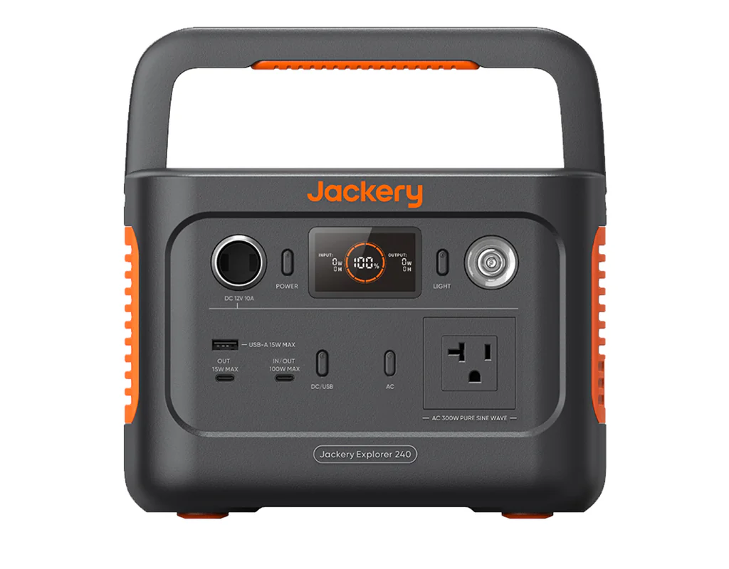 「Jackery ポータブル電源 240 New」￥32,800／約231×153×168㎜／3.6㎏／最大出力300W／USB-A出力15W／USB-C出力100W／USB-C出力100W、15W