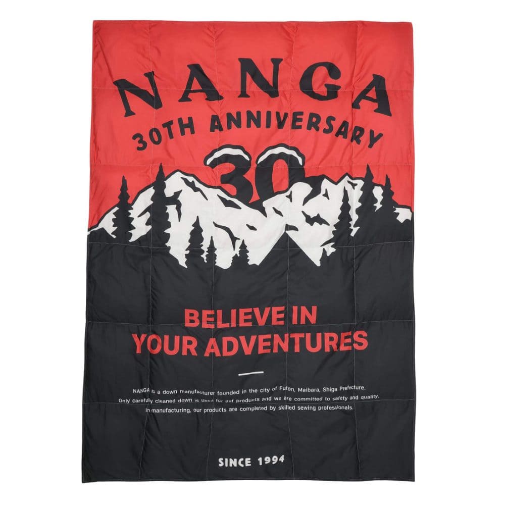 「NANGA 30TH ANNIVERSARY DOWN BLANKET SINGLE」￥28,600／150×210㎝／RED×BLK