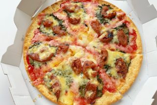 【味もビジュも前代未聞】ピザに梅干し!?はさずがに……ピザハットの新感覚ジャパニーズマルゲリータをグルメライターが実食
