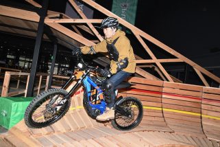 【体験レポート】電動バイクを屋内で楽しめる国内最大規模のアクティビティ施設「ASAMA PEAKs 」が北軽井沢にオープン！