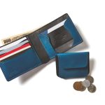 ヒップポケットに収まる二つ折り財布はオン・オフ使えるオールマイティなモデル