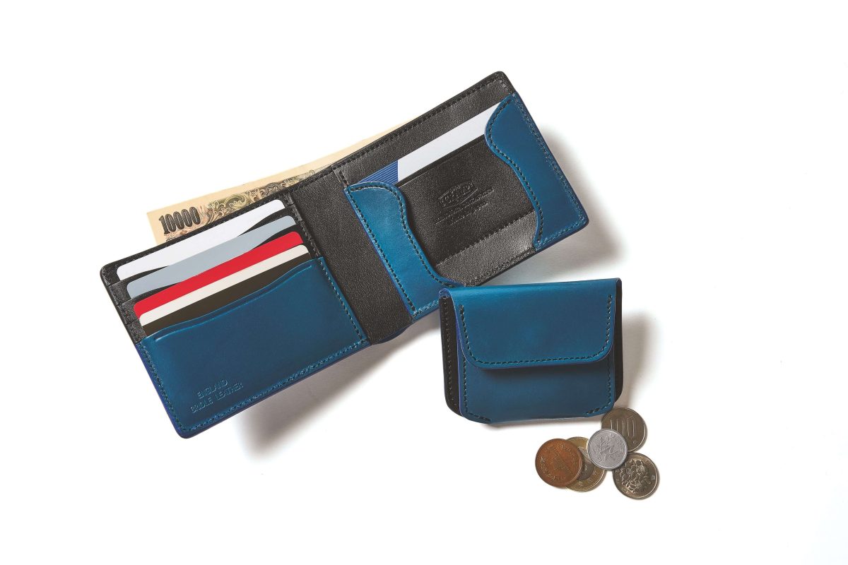 ヒップポケットに収まる二つ折り財布はオン・オフ使えるオールマイティなモデル