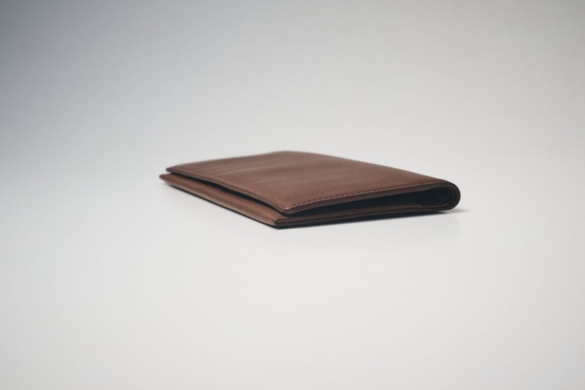 レザーの長財布でありながら、マチはなんと1cm