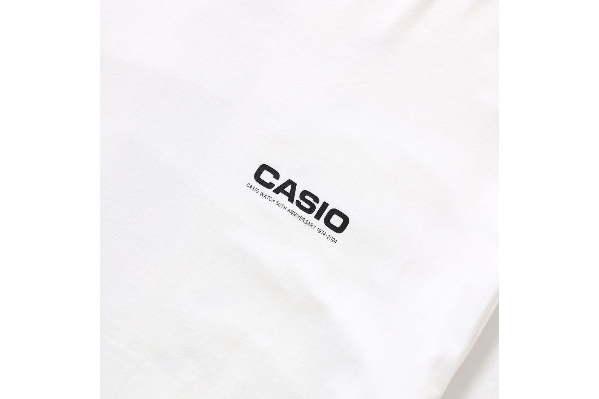 フロントの「CASIO」ロゴはアニバーサリーイヤーを象徴するディテールのひとつ
